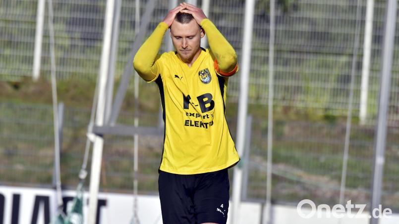 Beschreibt die momentane Stimmung beim FC Amberg wohl ganz gut: Kapitän Mario Schmien vom FC Amberg nach der Niederlage gegen Passau. Gegen Burglengenfeld sollen endlich wieder Punkte her. Archivbild: Hubert Ziegler