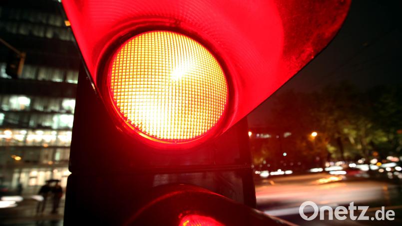 Eine Polizeistreife musste in Sulzbach-Rosenberg die Verfolgung eines flüchtigen Audi-Fahrers abbrechen. Symbolbild: Martin Gerten/dpa