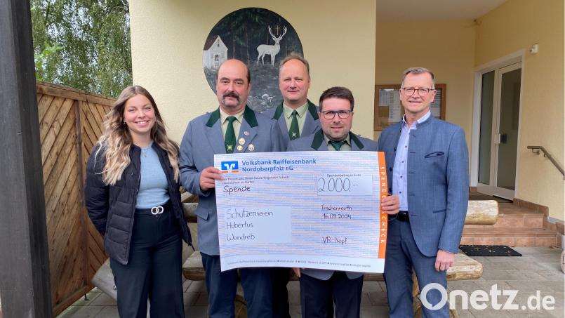 Die Übergabe des 2000-Euro-Schecks mit Schützenmeister Helmut Forster (Zweiter von links), Zweitem Schützenmeister Bernhard Härtl (Mitte) und Kassier Alwin Köstler und vom Schützenverein Wondreb sowie Geschäftsstellenleiter Helmut Wolfrum (rechts) und Kundenberaterin Lena Rath von der Tirschenreuther VR-Bank-Filiale. Bild: Volksbank Raiffeisenbank Nordoberpfalz/exb