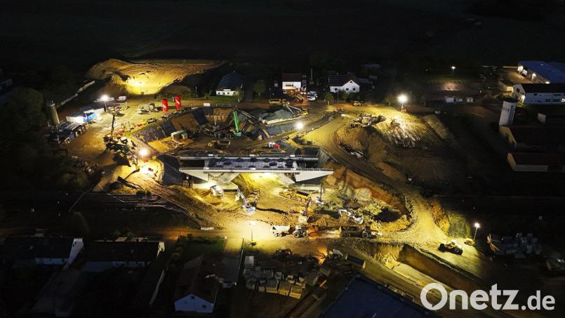 Die Brückenbauarbeiten in Waldershof liefen auch bei Dunkelheit. Bild: Wolfgang Erhart/exb