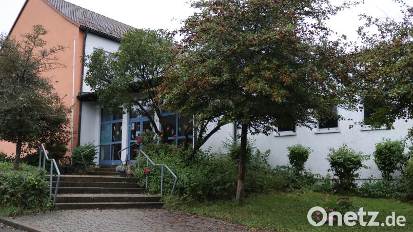 Ob das Schulgebäude saniert werden kann oder ein Neubau unumgänglich ist, könnte mit einer förderfähigen Machbarkeitsstudie festgestellt werden, wenn das Sanierungsgebiet erweitert wird. Bild: mfh