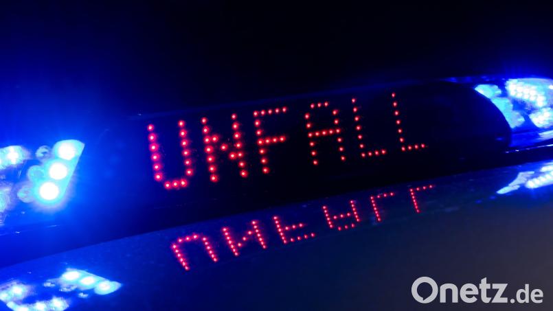 Zwei Autos kollidieren bei einem Verkehrsunfall bei Großschönbrunn. Symbolbild: Monika Skolimowska