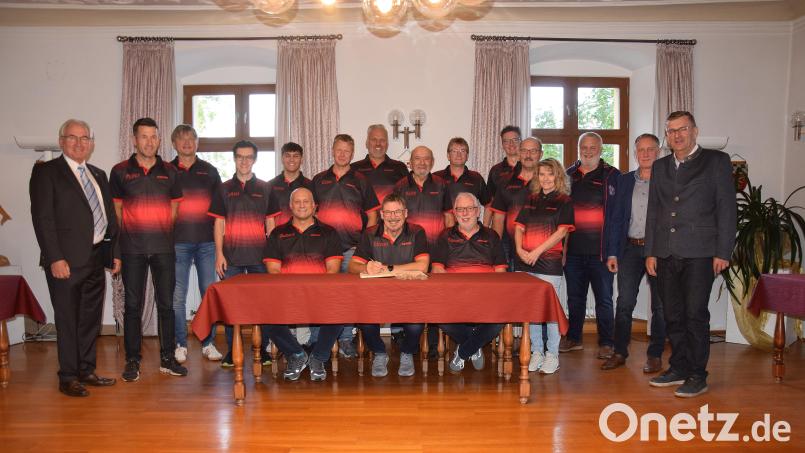 Angesichts ihrer Erfolge empfängt Bürgermeister Peter Braun (rechts) die Tischtennisabteilung der Sportgemeinschaft (SG) Schmidmühlen im Rathaus. Dazu gehört auch der Eintrag in Goldene Buch des Marktes. Bild: bö