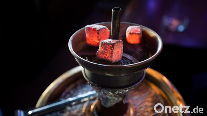 Eine Shisha, wie die im Bild, hat ein Unbekannter aus einem Kellerabteil in Amberg entwendet. Symbolbild: Christian Charisius /dpa