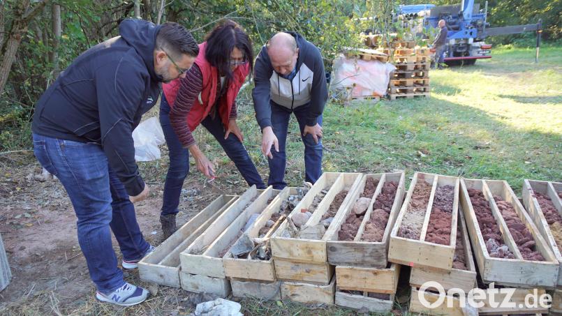 Die Bohrkerne sprachen für sich. Diplom-Geoökologin Helga Rupp (Mitte) erläuterte Bürgermeister Thomas Kaufmann (links) und Geschäftsleiter Wolfgang Kilgert (rechts), was sie verraten. Bild: bkr
