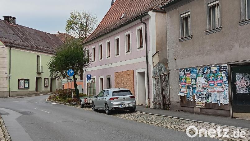 Nicht genutzte Immobilien gibt es im Landkreis viele, beispielsweise in der Tirschenreuther Dammstraße. Für viele Leerstände fehlen Kapital und Nutzungskonzepte. Die geplante Revitalisierung des alten Kinos (im Bild links) könnte ein positives Beispiel werden. Bild: as