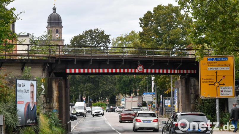 Die Bahnbrücke über der Regensburger Straße war Thema im Bauausschuss. Bild: Petra Hartl