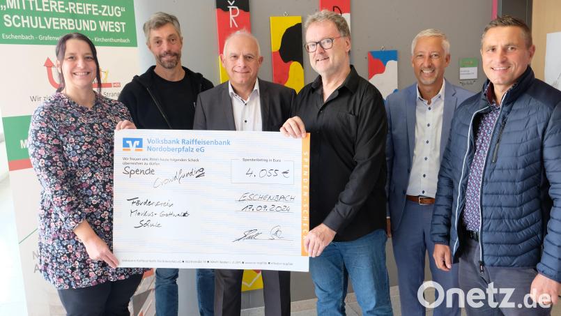 Strahlende Gesichter in der Volksschule. Die Crowd-Funding-Aktion zur Finazierung der Zirkuswoche endete mit einem vollen Erfolg. Unser Bild zeigt bei der Übergabe des symbolischen Spendenschecks Konrektorin Nicole Gleißner, Thomas Ott vom Förderverein, Raiffeisenbank-Filialleiter Richard Götz, Schulleiter Wolfgang Bodensteiner, Raiffeisen-Regionalmarktleiter Stefan Schedl und Bürgermeister Marcus Gradl. Bild: do