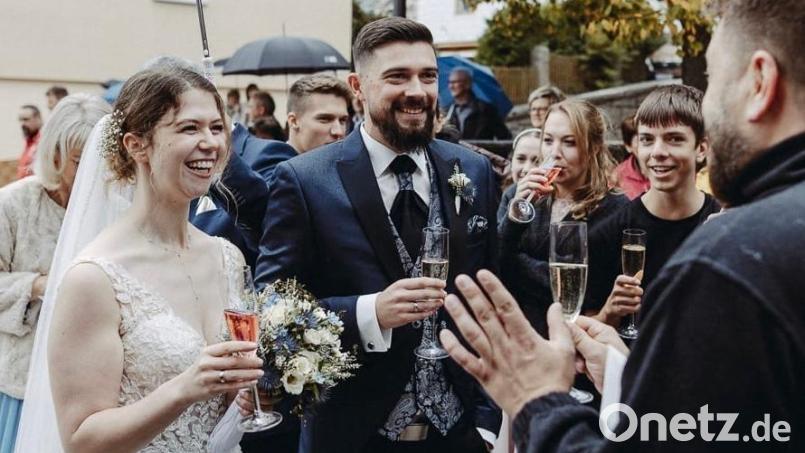 Die Theatergruppe Theresienstadl gratuliert ihren Schauspielkollegen Franziska und Alexander nach der Trauung am Flossenbürger Kirchplatz. Bild: Simone Reger