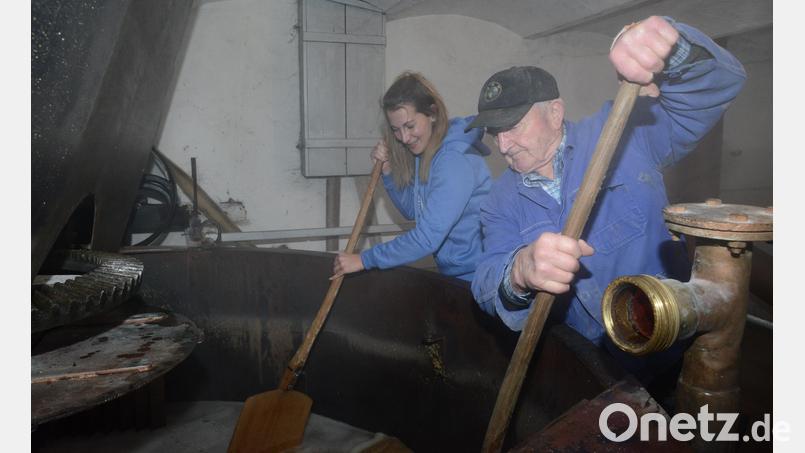 Wer im Kommunbrauhaus Eslarn als Privatperson Bier brauen will – hier Georg Zierer senior und Bierkönig Sarah im Februar des vergangenen Jahres – muss ab sofort 300 Euro Kesselgeld bezahlen. Archivbild: bey