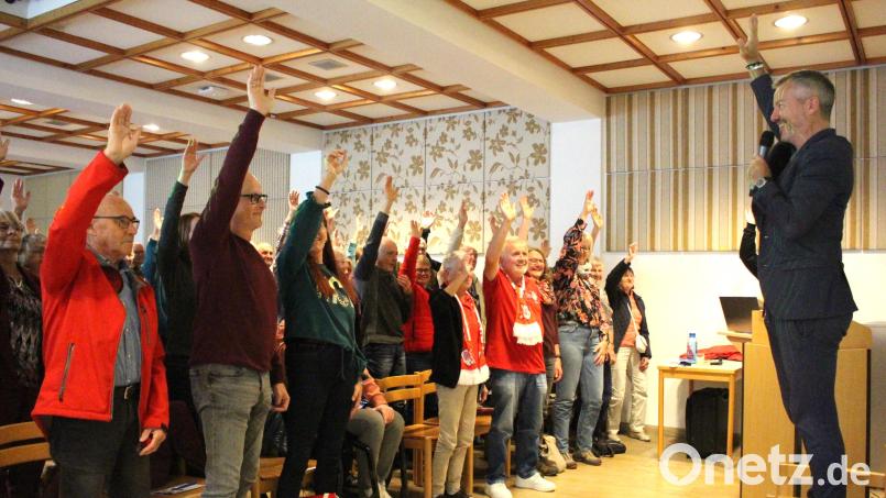 Nicht nur FC Bayern-Fans fanden sich im Publikum beim Mindtraining von Markus Hofmann im Speisesaal des Klinikums St. Marien in Amberg. Bild: Dagmar Williamson
