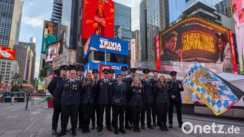 Die gesamte Gruppe der FF Ursensollen vor der Steuben Parade am Times Square in Uniform. Von links: Fabian Preißler, Saskia Landgraf, Simon Ebert, Anna Spindler, Michael Schaller, Alexander Graf, Franz Brunner, Angelika Graf, Sven Hauer, Josef Graml, Stefanie Michel, Maximilian Landgraf, Theresa Gehr, Christina Götz, Stefan Götz. Bild: Josef Graml