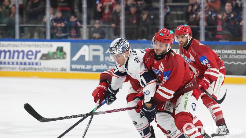 Vladislav Filin (links) erzielte den einzigen Treffer für die Blue Devils Weiden bei der 1:3-Niederlage beim EV Landshut. Bild: Christine Vincon
