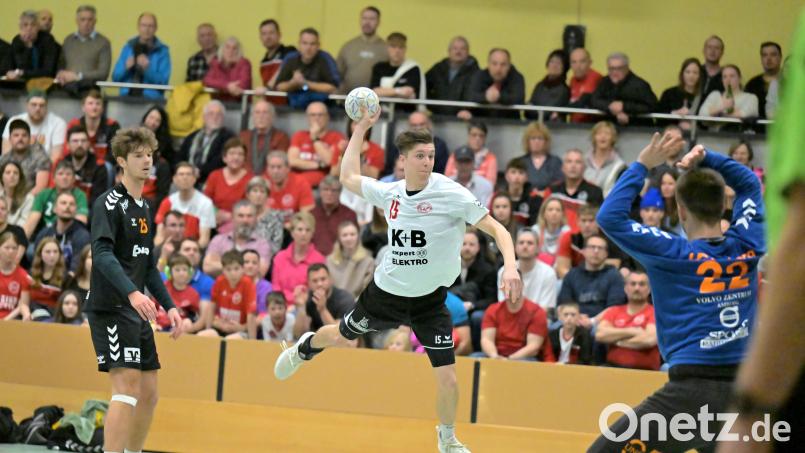 Fabian Wedel (Mitte) vom HC Sulzbach-Rosenberg taucht im letzten Derby alleine vor Torhüter Dominik Raschke (rechts) von der HG Amberg auf. Am Samstag treten die beiden Teams wieder gegeneinander an. Archivbild: Hubert Ziegler
