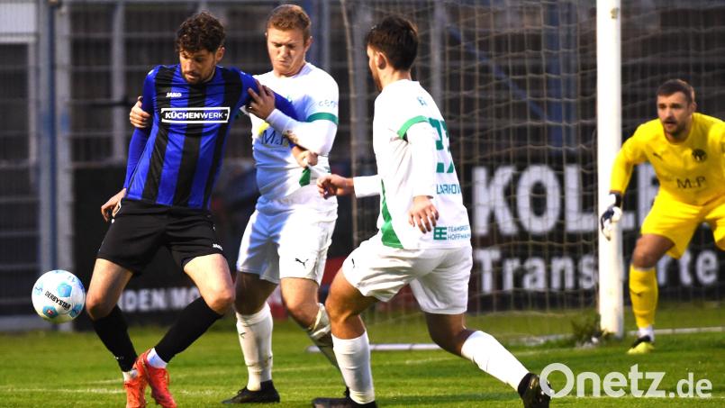 Eine ärgerliche, weil in der Schlussphase zustande gekommene Niederlage musste die SpVgg SV Weiden (links Josef Rodler) zuletzt gegen den TSV Neudrossenfeld einstecken. Trainer Michael Riester fordert nun seine Spieler auf, sich in der Partie bei der SpVgg Bayern Hof auf die Grundtugenden des Fußballs zu besinnen. Bild: G. Büttner