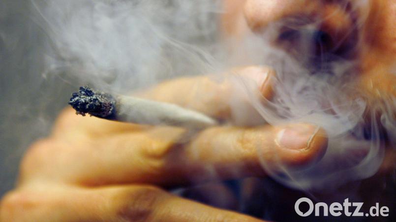 Auf der Autobahnraststätte Oberpfälzer Alb hat die Polizei einen jungen Mann kontrolliert, der einräumte, Cannabis konsumiert zu haben. Symbolbild: Daniel Karmann/dpa