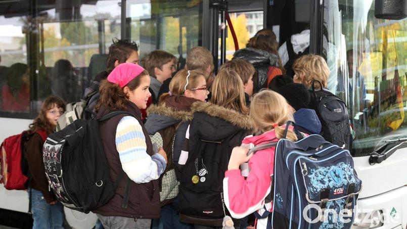 Für Schüler aus Gaisthal übernimmt der Landkreis nicht die Kosten für die Busfahrt zur Realschule nach Waldmünchen – nur nach Neunburg. Symbolbild: Wolfgang Steinbacher