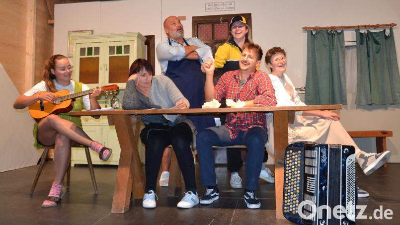 Fleißig und mit viel Freude proben die Spieler der Theatergruppe der Kolpingsfamilie Moosbach für die Aufführungen in der Mühlschleif bei Saubersrieth unter dem Motto „Gans verliebt“. Bild: gi
