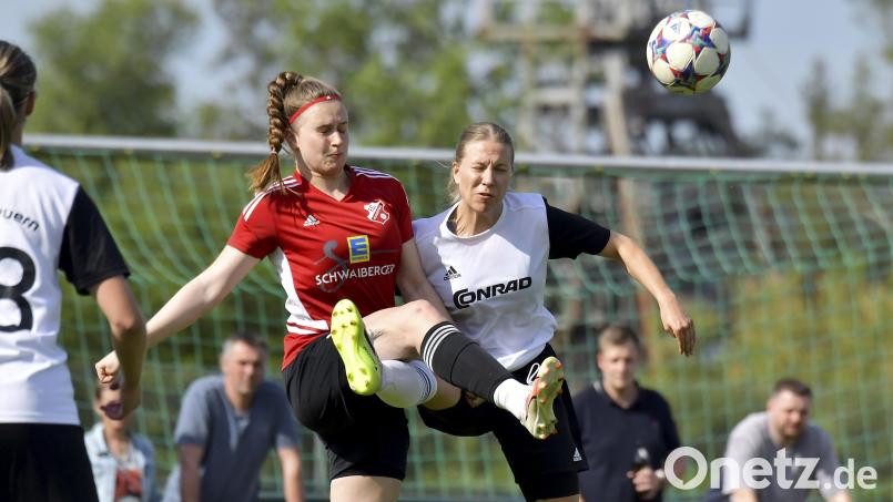 Lena Kattner (rechts) vom TSV Theuern und Selina Zieringer (links) vom FC Ruderting im Kampf um den Ball. Beim letzten Duell der beiden Teams im Mai musste sich Theuern 0:1 geschlagen geben. Archivbild: Hubert Ziegler