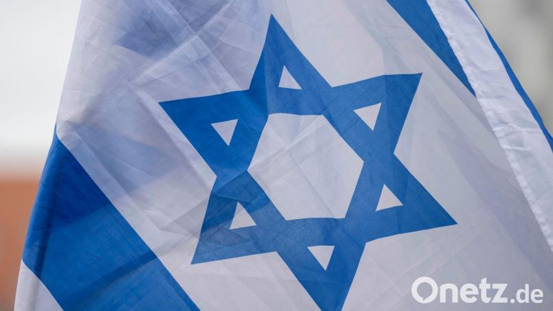 Eine Flagge von Israel weht auf einer Solidaritätskundgebung nach dem Großangriff von Hamas auf Israel. Symbolbild: Hendrik Schmidt/dpa