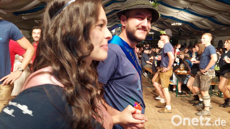 Das neue Ober-Kirwapaar Enya und Sven beim letzten Einmarsch ins Bierzelt. Bild: jua