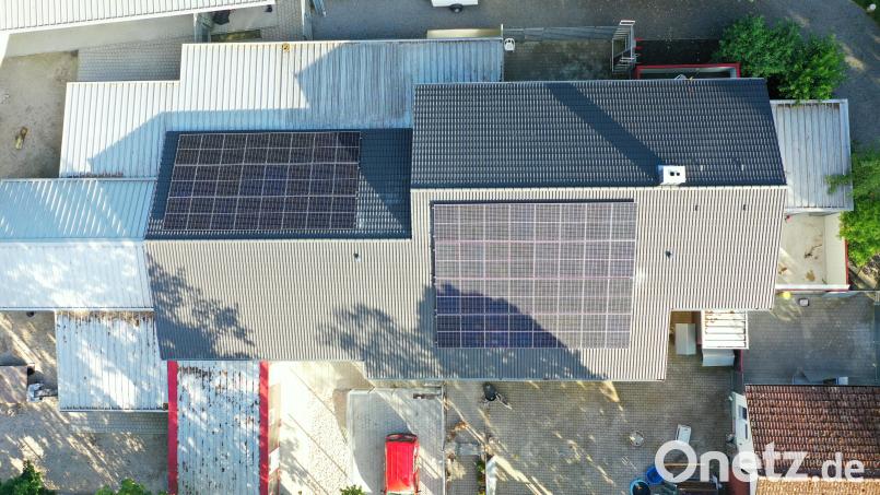Dachstuhl repariert, Dach neu eingedeckt, gedämmt und PV-Aufbau: Die Arbeiten am Tierheim in Schwandorf sind fertig. Bild: Volker Olbrich/exb