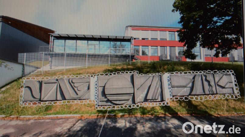 Am Hang unterhalb der Mensa der Grund- und Mittelschule soll das Relief des Nabburger Künstlers Paul Schinner seinen neuen Standort finden. Bildmontage: Architekturbüro Konrad Kraus/exb