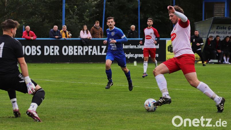 Das war der Siegtreffer für die SpVgg Vohenstrauß: Volker Lorenz umkurvte den Etzenrichter Torwart Dominik Pautsch und erzielte das 1:0. Bild: war