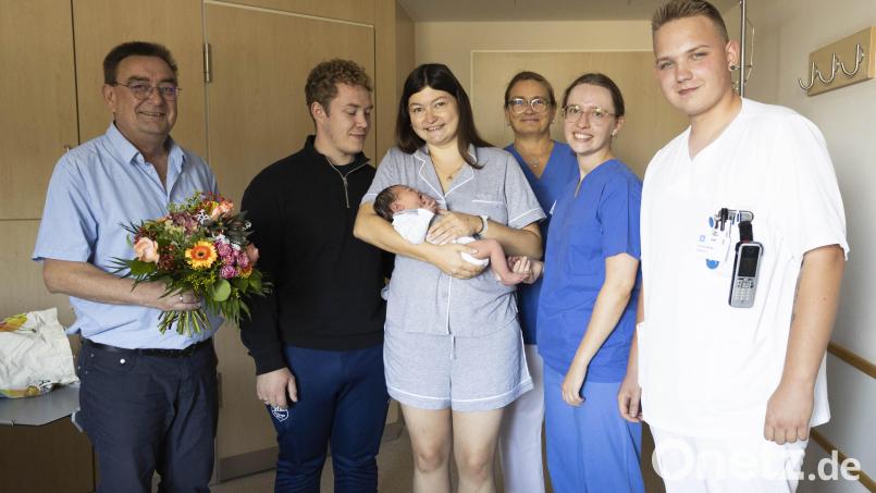 Die Freude über das 500. Baby stand ihnen ins Gesicht geschrieben: Stellvertretender Geschäftsführer Michael Enzmann, die Eltern Kasimir und Vanessa Haag mit Theodor Lukas im Arm, Oberärztin Iris Rothenbacher, Hebamme Rebecca Kunz und Jeremy Weber von der Säuglingsstation. Bild: Johanna Foitzik/exb