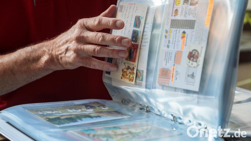 In mehreren Alben sammelt Utz Reich, die Postkarten, die er bekommt. Bild: Wolfgang Steinbacher