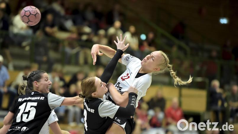 Mit einem wuchtigen Wurf kann Selina Sensen (rechts) vom HC Sulzbach-Rosenberg eines ihrer vier Tore beim 21:12-Saisonauftaktsieg gegen den HV Oberviechtach erzielen. Am Samstag wartet mit der Partie gegen die HSG Nabburg/Schwarzenfeld das nächste Derby auf Sulzbach. Bild: Hubert Ziegler