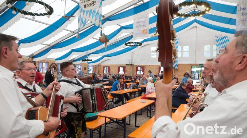 Beim Seniorennachmittag am Dienstag sorgten die Raigeringer Musikanten für Stimmung. Bild: Wolfgang Steinbacher