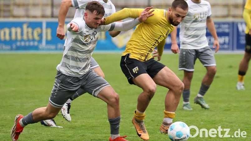 Der Weidener Patrik Vacek versucht seinem Hofer Gegenspieler den Ball abzujagen. Die SpVgg SV Weiden verlor bei der SpVgg Bayern Hof mit 0:1 - es ist die dritte Niederlage in Folge für den Aufsteiger. Bild: PixMa