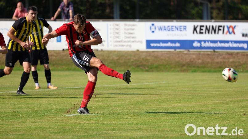 Nico Argauer nimmt Maß: Nicht mit dem Fuß, sondern diesmal per Kopf erzielte der SC-Torjäger den Siegtreffer in Deggendorf. Archivbild: Dieter Jäschke