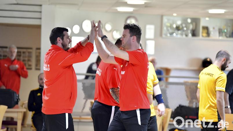 Zuletzt bejubelten die Hirschauer Kegler (im Bild links Robert Rösch, rechts Alexander Held) zwei Heimsiege. Jetzt geht zum starken SKK Eschlkam. Archivbild: Hubert Ziegler