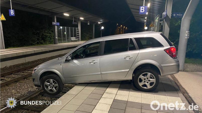 Bei einem Verkehrsunfall bleibt ein Auto am Haltepunkt Fasanenpark über der Bahnsteigkante hängen. Bild: -/Bundespolizei/dpa