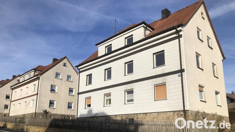 Diese Anwesen in der Marienstraße sind Eigentum der Marktgemeinde Fuchsmühl. Die geplante Sanierung (begonnen wird mit dem rechten Anwesen) kostet deutlich mehr als noch vor einigen Jahren kalkuliert wurde. Bild: wro