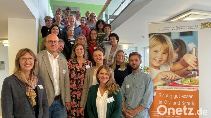 Die Vernetzungsstelle Kita- und Schulverpflegung am Amt für Ernährung, Landwirtschaft und Forsten in Regensburg-Schwandorf (AELF) unterstützt im aktuellen Kita- und Schuljahr 2024/25 Einrichtungen aus der Oberpfalz bei der Optimierung ihrer Verpflegung. Die Teilnehmer des Coachings trafen sich zum Auftakt im Regensburger Landwirtschaftsamt. Bild: Armin Hofbauer/AELF Regensburg-Schwandorf