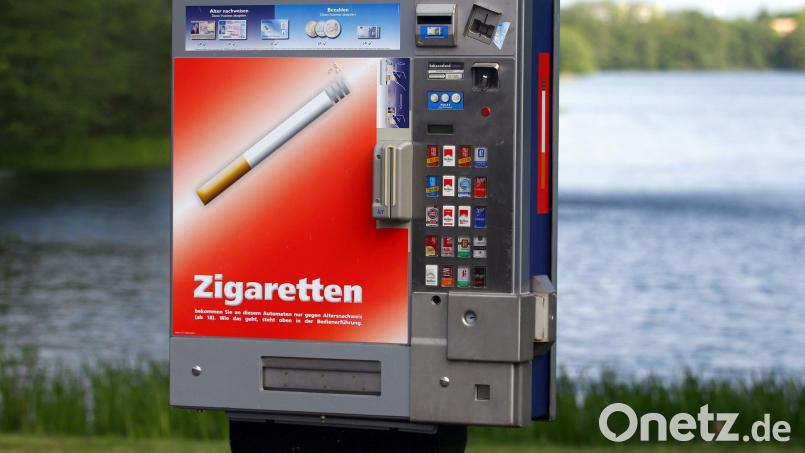 Auf einen Zigarettenautomaten hatten es zwei Personen in Arzberg abgesehen. Mit einem Winkelschleifer wollten sie an die Waren gelangen. Symbolbild: Jens Büttner