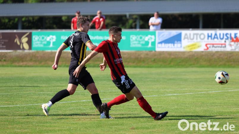 Fabian Geitner in Aktion: Die Spieler des SC Luhe-Wildenau müssen am Samstag erneut auswärts antreten, und zwar beim 1. FC Bad Kötzting. Archivbild: Dieter Jäschke