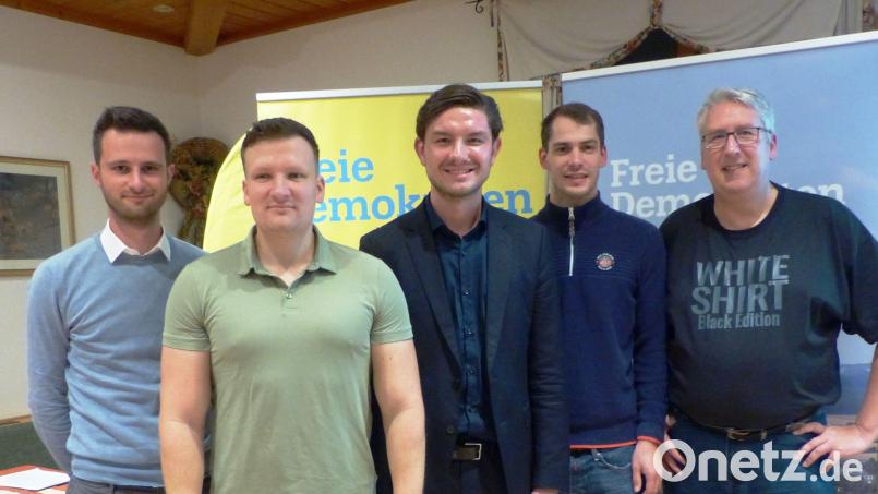 Der FDP im Bundestagswahlkreis Amberg, Amberg-Sulzbach und Neumarkt nominiert ihren Kandidaten (von links): Stefan Edenharder vom FDP-Landesverband, Vorsitzender Sascha Renner vom FDP-Kreisverband Neumarkt, der Bundestagsabgeordnete Nils Gründer aus Neumarkt sowie Fabian Bischof und Jens Rohn vom FDP-Kreisverband Amberg-Sulzbach. Bild: jp