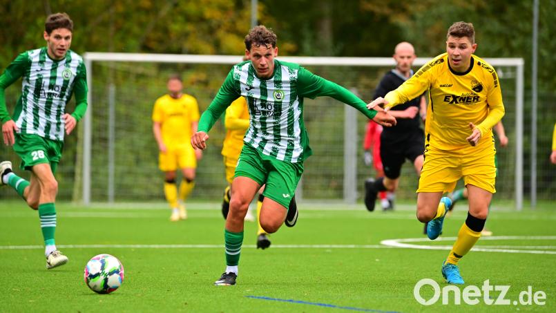 Pascal Höcht (links) vom SV Mitterteich im Laufduell mit dem Trogener Marcel Hellinger. Nach dem klaren 4:1-Sieg gegen den 1. FC Trogen müssen sich die Stiftländer in Lauterhofen auf mehr Widerstand einstellen. Bild: Schrems