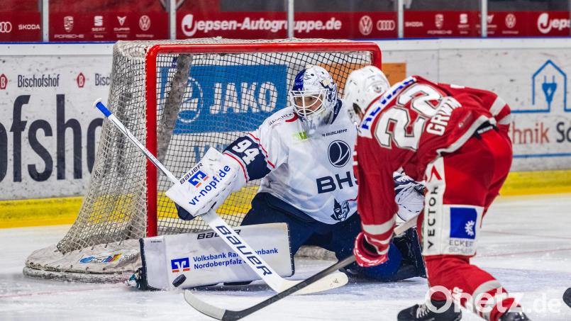 Diesen Schuss des Regensburgers Yuma Grimm parierte Marco Wölfl, der Goalie der Blue Devils Weiden. Bild: Tobias Neubert