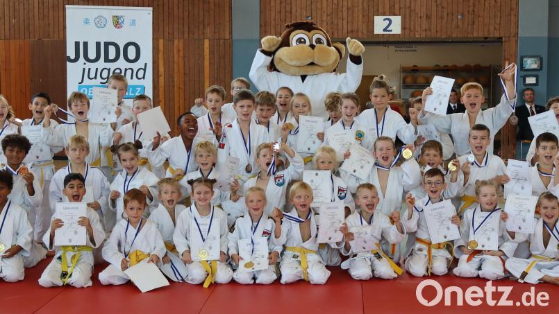 Jubelnde Judo-Oberpfalzmeister in der Altersklasse U9. Bild: Susanne Schubert