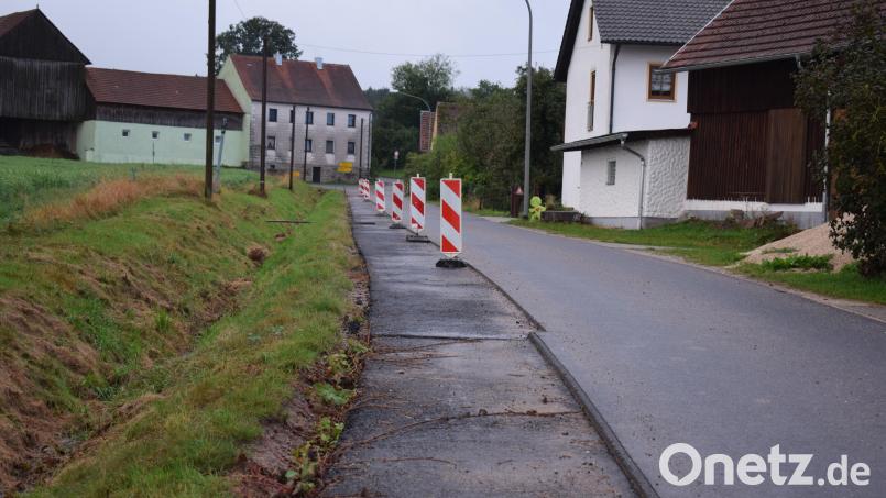 In Oberndorf wurde die neue Wasserleitung am Rande der Gemeindeverbindungsstraße nach Schmalhof verlegt. Bild: bnr