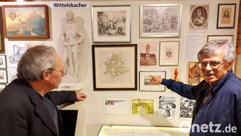 Theo Männer (rechts) und Reiner Reisinger verweisen auf aufschlussreiche Details bei den Landkarten und Bildern zu Pfalzgraf Johann und der Hussitenschlacht 1433 bei Hiltersried. Bild: lg