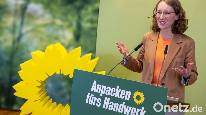Eva Lettenbauer (Grüne) spricht. Bild: Peter Kneffel/dpa/Archivbild