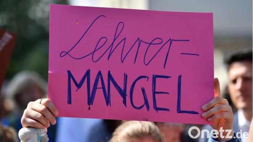 Unterrichtsausfall, Zusammenlegen von Klassen, der Einsatz von Quereinsteigern – auch in Bayern und in der Oberpfalz ist der Lehrermangel deutlich spürbar. Symbolbild: Martin Schutt/ZB/dpa