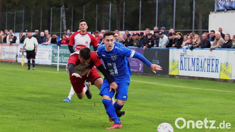 Sebastian Ermer (rechts) und der SV Etzenricht mussten sich im letzten Spiel gegen Vohenstrauß 0:1 geschlagen geben. Gegen den TuS Schnaittenbach sollen jetzt wieder 3 Punkte her. Bild: Walberer