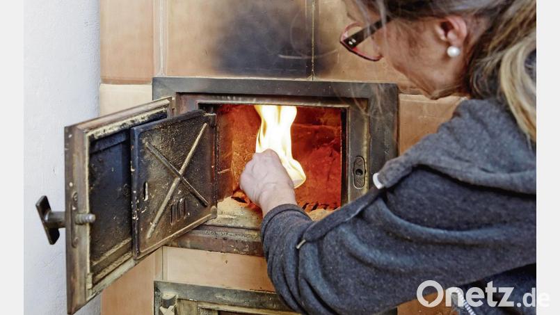 Lohnt sich eine Modernisierung des alten Kamin- oder Kachelofens? Das sollte man besser im Voraus durchrechnen. Bild:  Monique Wüstenhagen/dpa